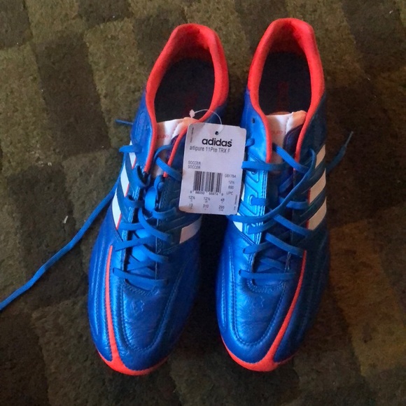 Soccer shoes - Picture 1 of 4